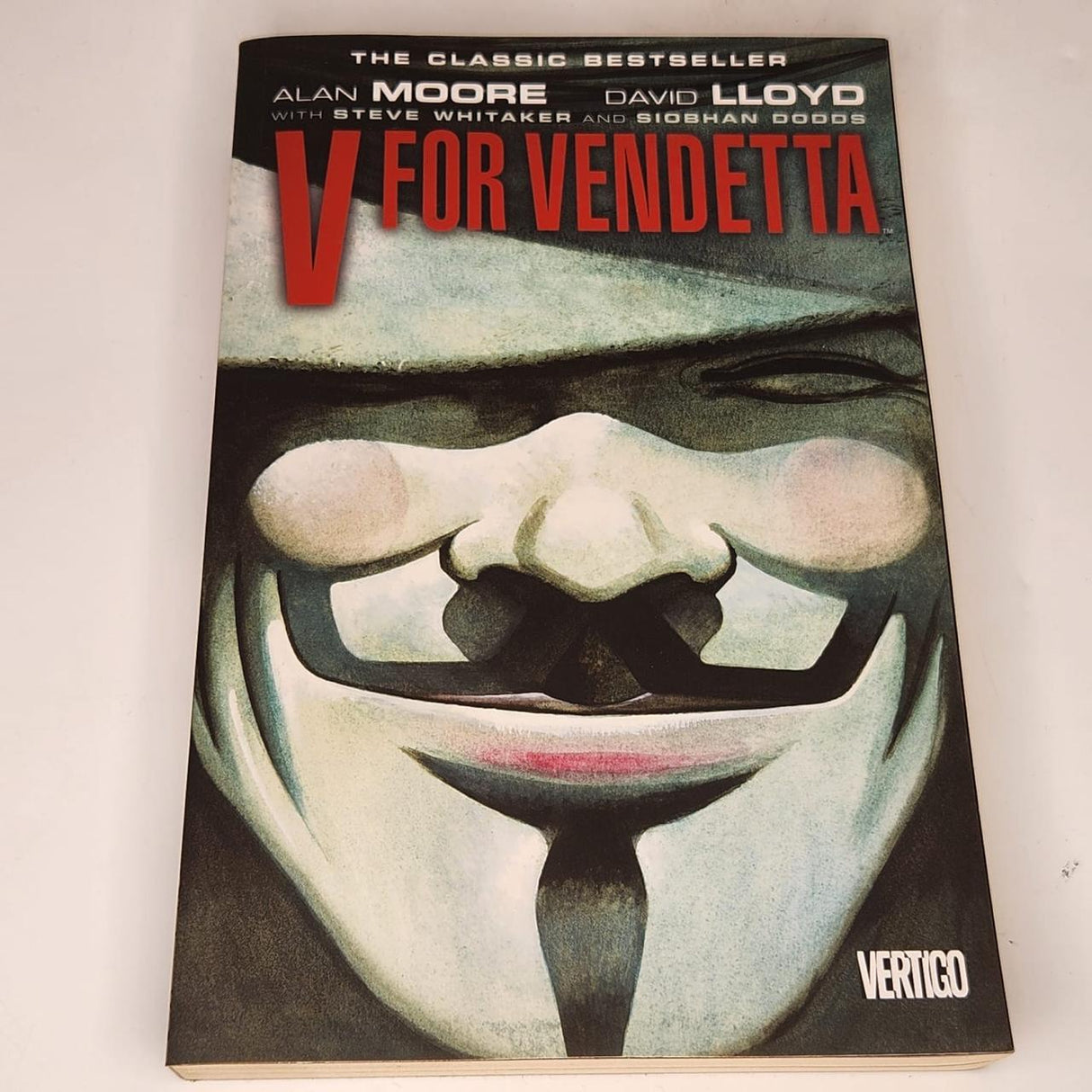 DC Collectibles Comics Vertigo V for Vendetta Book and Mask