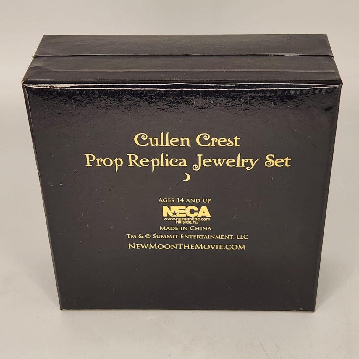 NECA The Twilight Saga New Moon Cullen Crest Prop Replica Jewelery Set
