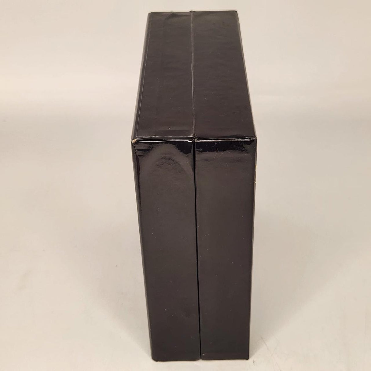 NECA The Twilight Saga New Moon Cullen Crest Prop Replica Jewelery Set