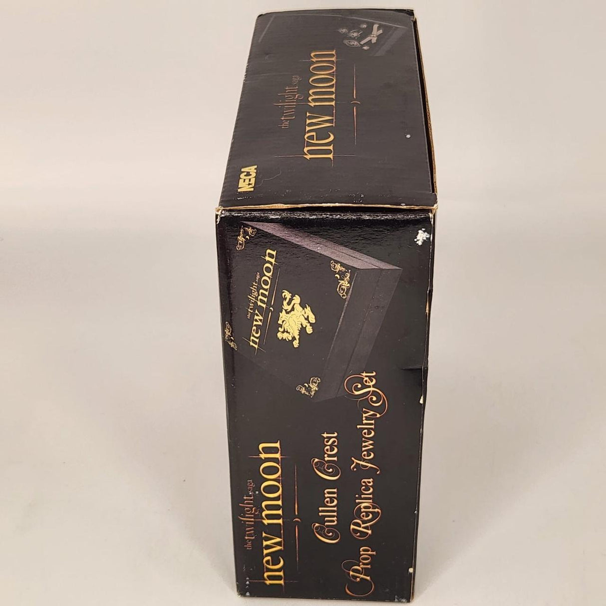NECA The Twilight Saga New Moon Cullen Crest Prop Replica Jewelery Set