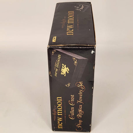 NECA The Twilight Saga New Moon Cullen Crest Prop Replica Jewelery Set