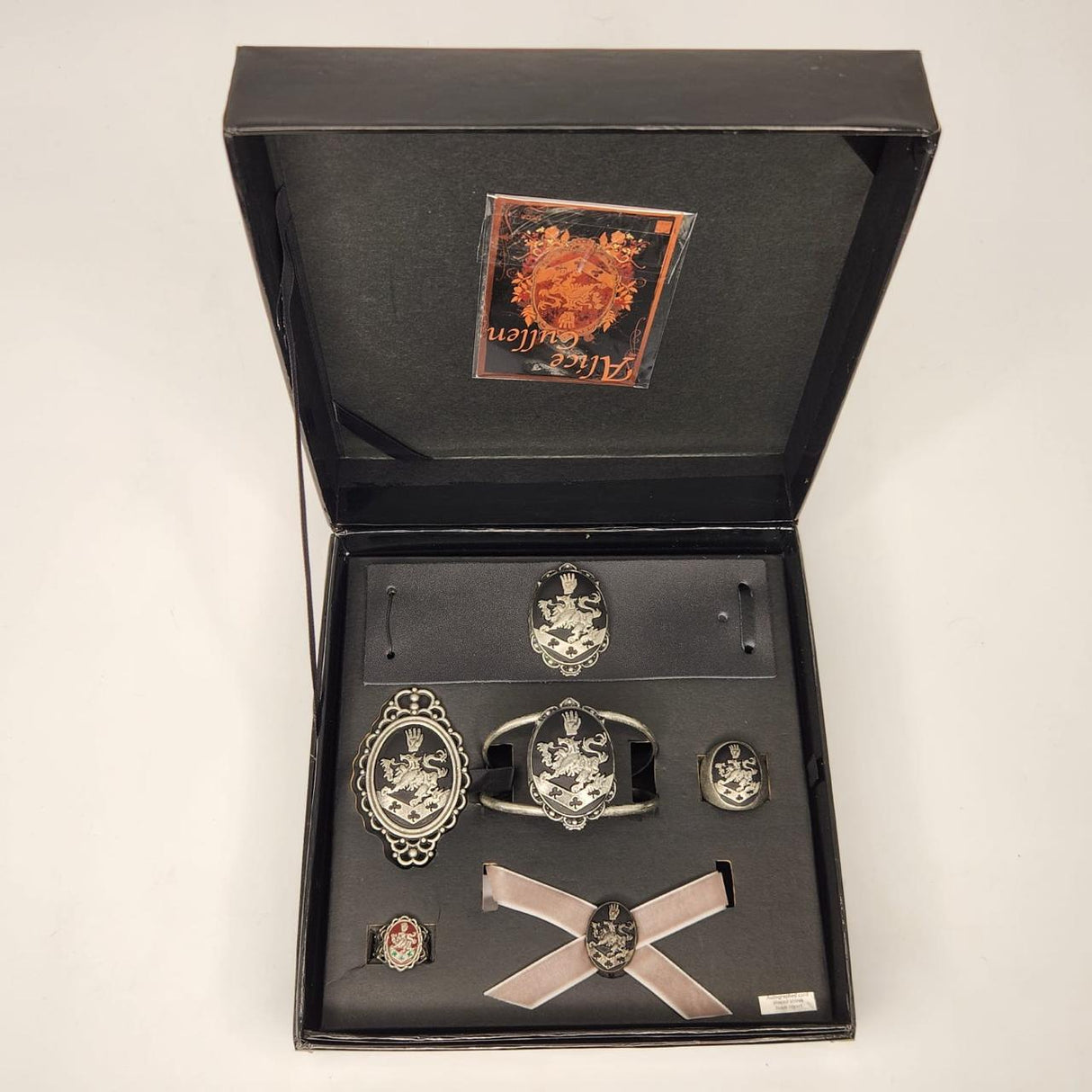 NECA The Twilight Saga New Moon Cullen Crest Prop Replica Jewelery Set